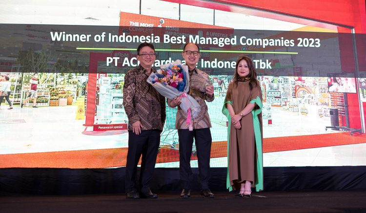 Gregory Widjaja Direktur ACE menerima penghargaan dari Michael Tjia (Deloitte Private Leader South East Asia) dan Natalia Ng. (IST)