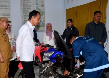 Presiden Jokowi Tinjau Kegiatan Pembelajaran di SMKN 2 Kabupaten Bengkulu Tengah