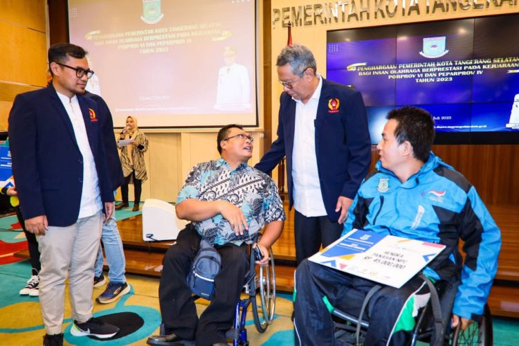 Walikota Tangsel, Benyamin Davnie memberikan penghargaan ke atlet paralympic. (RAY)