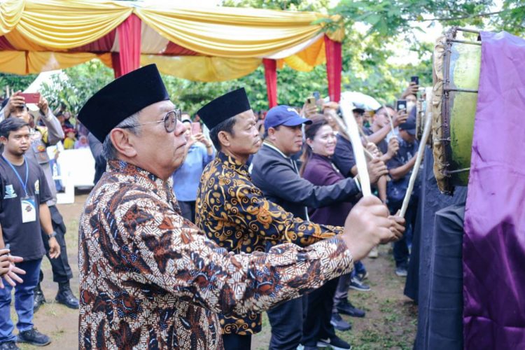 Walikota Tangsel, Benyamin Davnie membuka Festival Bedug. (RAY)