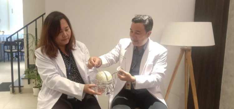 Dokter Spesialis Saraf Siloam Hospitals Lippo Village, Dr. dr. Rocksy Fransisca V Situmeang, Sp.N. (kiri)