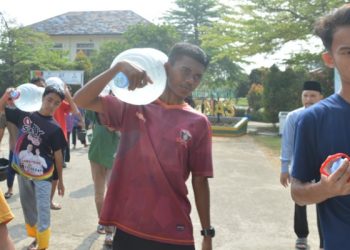 Bantu Kekeringan, Santri Cendekia BAZNAS Bagikan Air Bersih