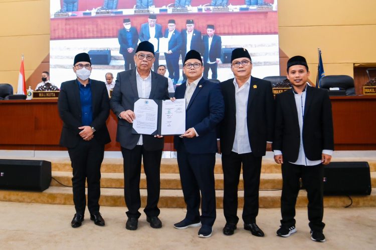 Pengesahan Raperda Penyelenggaraan Perumahan dan Kawasan Pemukiman di DPRD Tangsel. (RAY)