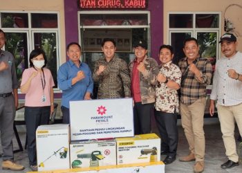 Peduli Lingkungan, Paramount Land Serahkan Mesin Pemotong Rumput dan Alat Fogging