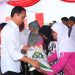 Presiden Jokowi Serahkan Bantuan Pangan Beras untuk Masyarakat