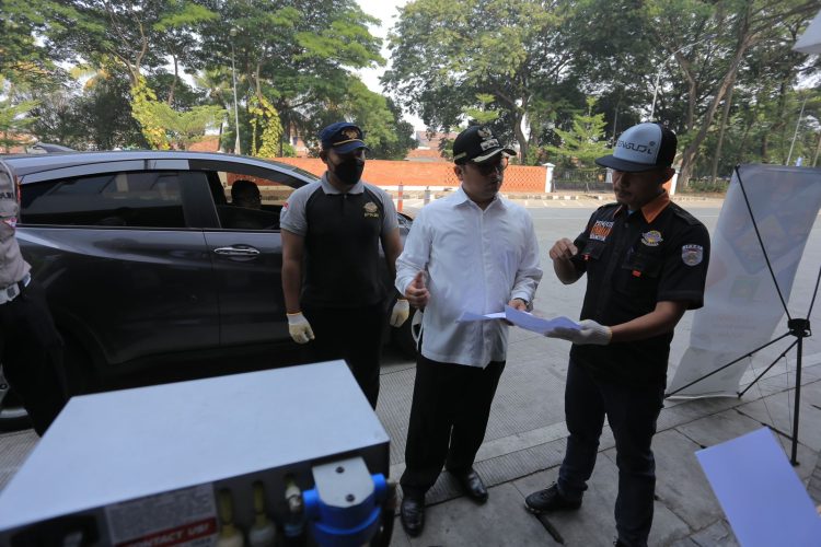 Walikota Tangerang, Arief R WIsmansyah pantau uji emisi gratis. (KEY)