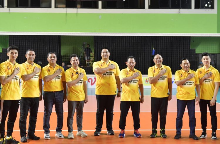 Menteri Pemuda dan Olahraga Republik Indonesia (Menpora RI) Dito Ariotedjo menghadiri sekaligus bermain fun game bersama Kapolri Jenderal Listyo Sigit Prabowo pada ajang Babak 16 besar turnamen Voli Kapolri Cup 2023 Wilayah Barat di GOR Bulungan, Jakarta Selatan, Senin (14/8) malam. (foto:bagus/kemenpora.go.id)