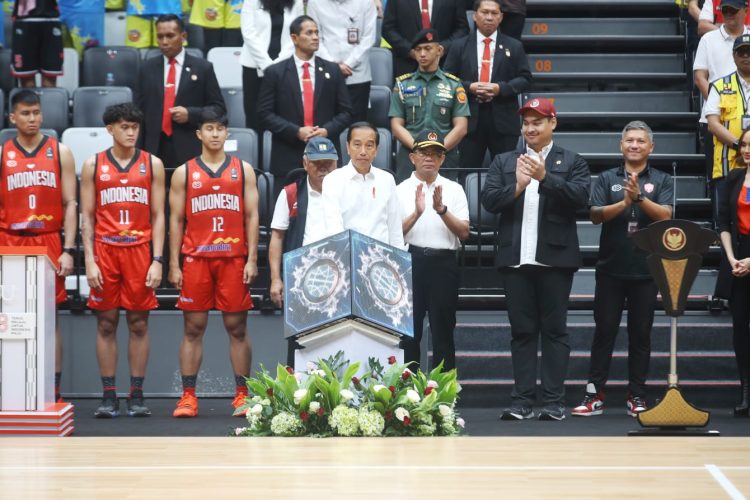 Menteri Pemuda dan Olahraga Republik Indonesia (Menpora RI) Dito Ariotedjo, Senin (7/8) siang, ikut mendampingi Presiden Joko Widodo (Jokowi) meresmikan venue Indonesia Arena di kompleks Gelora Bung Karno (GBK), Senayan, Jakarta.(foto:yayan/kemenpora.go.id)
