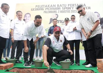 Menpora Dito Meletakkan Batu Pertama Pembangunan Gedung Pemuda Sport Center di Palembang