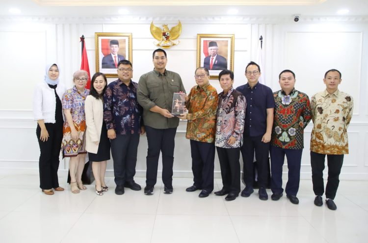 Menteri Pemuda dan Olahraga Republik Indonesia (Menpora RI) Dito Ariotedjo menerima Ketua Umum Pusat Perhimpunan Indonesia Tionghoa (INTI), Teddy Sugianto. Selasa (8/8) siang di Ruang Kerjanya Lantai 10, Kemenpora, Jakarta Pusat. (foto:yayan/kemenpora.go.id)