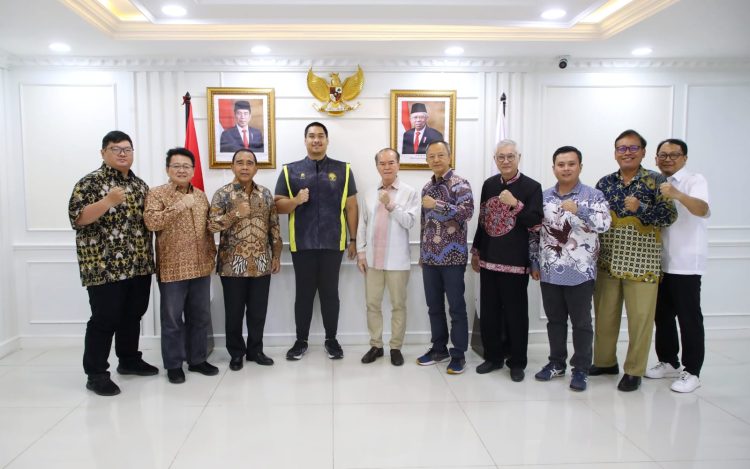 Mewakili Presiden Joko Widodo, Menteri Pemuda dan Olahraga Republik Indonesia (Menpora RI) Dito Ariotedjo menerima audiensi Ketua Umum Pengurus Besar Federasi Olahraga Barongsai Indonesia (PB FOBI) Edy Kusuma dan rombongan di ruang kerjanya, lantai 10 Kemenpora, Kamis (10/8) siang.(foto:yayan/kemenpora.go.id)