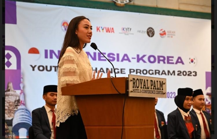 Staf Khusus Menpora Bidang Komunikasi dan Hubungan Internasional, Alia Noorayu Laksono memberikan motivasi kepada peserta Pertukaran Pemuda Indonesia Korea 2023 dalam acara malam inagurasi di Royal Palm Hotel and Conference Center Cengkareng, Jakarta, Senin (28/8).(foto:istimewa)