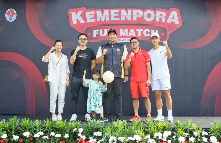 Menteri Pemuda dan Olahraga Republik Indonesia (Menpora RI) Dito Ariotedjo menghadiri sekaligus memberi sambutan di acara Kemenpora Fun Match "Garena" di halaman Kantor Kemenpora, Sabtu (12/8) pagi.(foto:yayan/kemenpora.go.id)