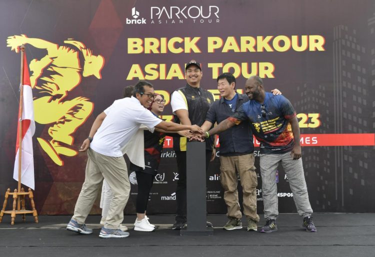 Menteri Pemuda dan Olahraga (Menpora) Dito Ariotedjo menyambut baik ajang Brick Parkour Asian Tour 2023. Ajang yang digelar di lapangan parkir AEON Mall BSD City, Tangerang, 12-13 Agustus 2023 ini diharapkan Menpora Dito bisa dilakukan secara berkala.(foto:bagus/kemenpora.go.id)