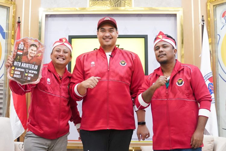 Menteri Pemuda dan Olahraga Republik Indonesia (Menpora RI) Dito Ariotedjo menjadi bintang tamu dalam acara podcast sport77 yang digelar di Media Center Kemenpora, Jakarta, Senin (7/8). Pertemuan ini membahas pertumbuhan industri olahraga hingga penyelenggaraan liga tarkam.(foto:egan/kemenpora.go.id)