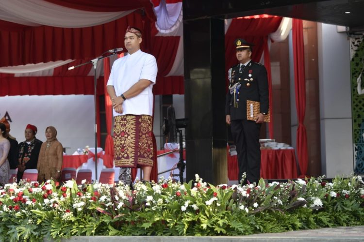 Menteri Pemuda dan Olahraga Republik Indonesia (Menpora RI) Dito Ariotedjo menjadi pembina upacara Peringatan HUT Ke-78 Kemerdekaan RI di halaman Graha Kemenpora, Kamis (17/8). Upacara ini diikuti unsur pimpinan dan semua pegawai di lingkungan Kemenpora RI yang mengenakan pakaian adat dari berbagai daerah di Indonesia.(foto:bagus/kemenpora.go.id)