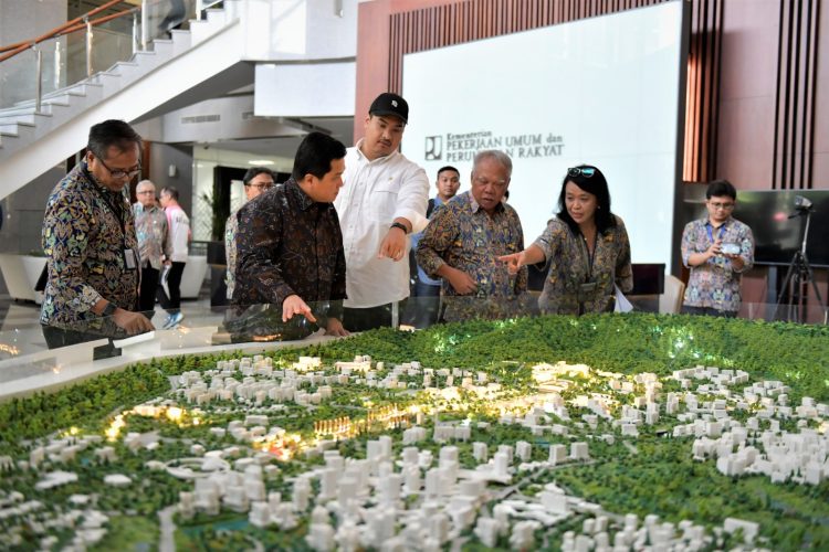 Menteri Pemuda dan Olahraga Republik Indonesia (Menpora RI) Dito Ariotedjo, Menteri Pekerjaan Umum dan Perumahan Rakyat (PUPR) Basuki Hadimuljono serta Ketua Umum PSSI Erick Thohir menggelar rapat koordinasi di Kantor Kementerian PUPR, Jakarta, Rabu (9/8). (foto:raiky/kemenpora.go.id)