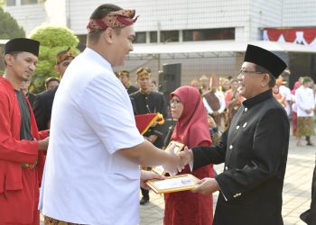 Menpora Dito Serahkan Penghargaan Satyalancana Karya Satya pada PNS Berdedikasi di Kemenpora