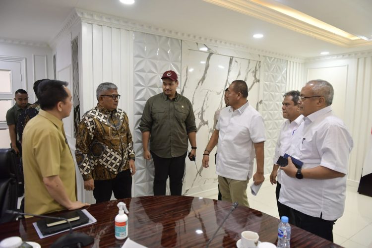 Menteri Pemuda dan Olahraga Republik Indonesia (Menpora RI) Dito Ariotedjo, menerima audiensi Direktorat Jenderal (Dirjen) Bina Keuangan Daerah Kementerian Dalam Negeri (Kemendagri) Agus Fatoni, yang hadir bersama Sekretaris Daerah Provinsi Aceh Bustami serta Kadispora Provinsi Sumatera Utara (Sumut) Baharuddin Siagian di ruang sidang lantai 10 Kantor Kemenpora Senayan, Jakarta, Selasa (29/8).(foto:bagus/kemenpora.go.id)