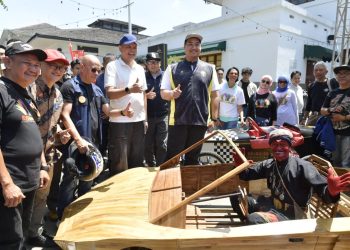 Tinjau Lomba Kereta Peti Sabun di Bandung, Menpora Dito Kagum Kreativitas Para Peserta