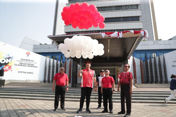 Menteri Pemuda dan Olahraga Republik Indonesia (Menpora RI) Dito Ariotedjo membuka acara lomba menyambut Hari Ulang Tahun (HUT) Ke-78 Kemerdekaan Republik Indonesia tahun 2023 di lingkungan Kementerian Pemuda dan Olahraga, Senin (14/8) pagi di halaman Kantor Kemenpora, Jakarta. (foto: raiky/kemenpora.go.id)