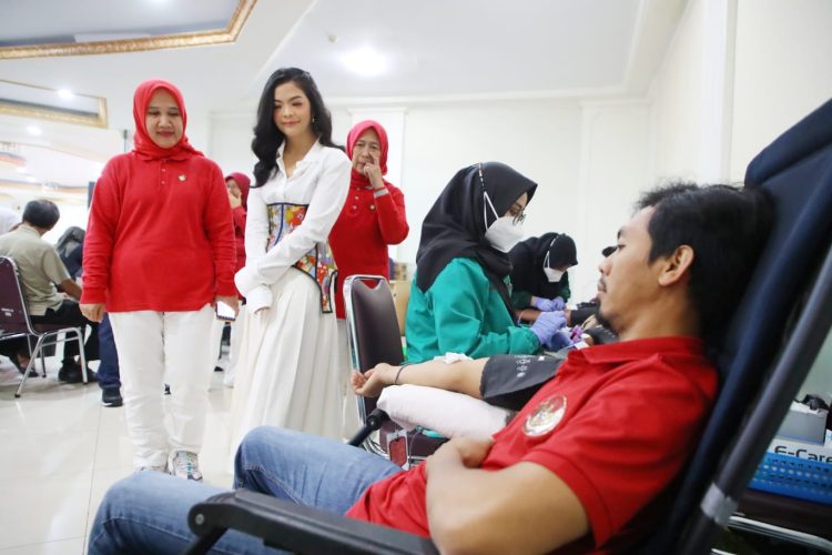 Dalam rangka memperingati serta memeriahkan Hari Ulang Tahun (HUT) Kemerdekaan Republik Indonesia (RI) ke-78 tahun 2023, Dharma Wanita Persatuan (DWP) Kementerian Pemuda dan Olahraga Republik Indonesia (Kemenpora RI) menyelenggarakan kegiatan bakti sosial donor darah. (foto:yayan/kemenpora.go.id)
