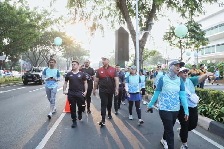 Menteri Pemuda dan Olahraga Republik Indonesia (Menpora RI) Dito Ariotedjo bersama Menteri Perindustrian Agus Gumiwang Kartasasmita, secara resmi melepas 5K Fun Walk n Run, Gelar Batik Nusantara (GBN) 2023 di Senayan Park (Spark) Senayan, Jakarta. (foto:yayan/kemenpora.go.id)