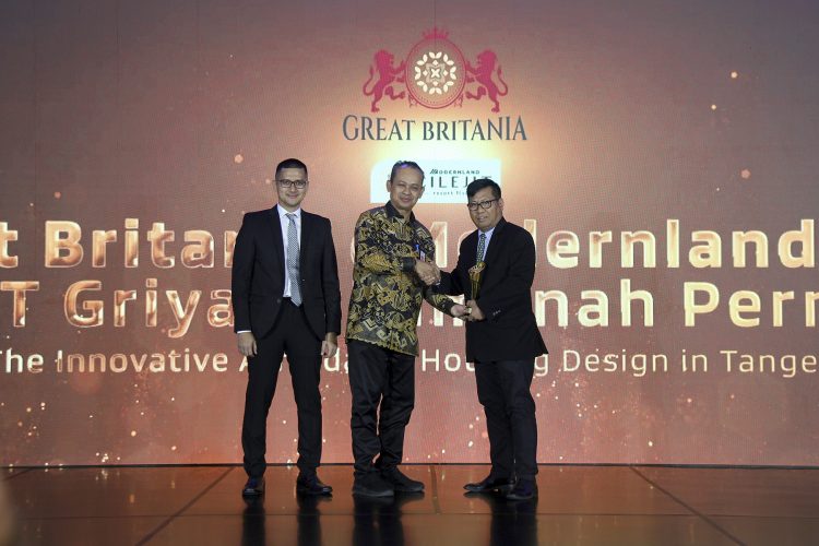 Division Head Res & Com Group 2 PT Modernland Realty Tbk. Jemmy Andreas Persang (paling kanan) saat menerima penghargaan Properti Indonesia Award 2023. (IST)