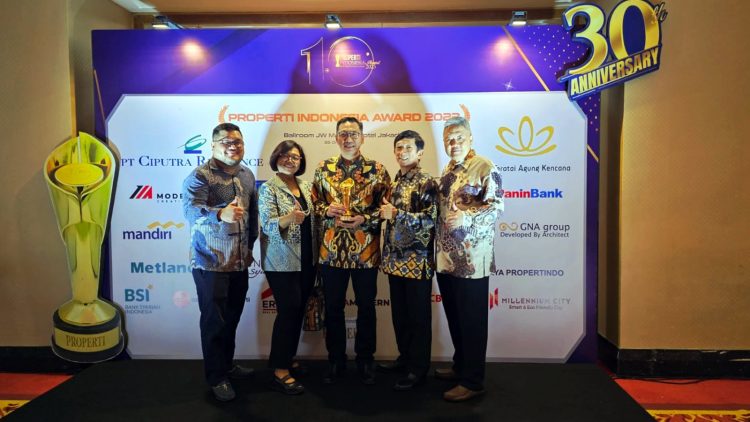Pimpinan GNA Group foto bersama usai menerima penghargaan Properti Indonesia Award 2023. (IST)
