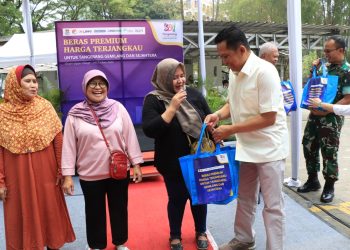 Ribuan Paket Bahan Pangan Murah Diserbu Warga Kelapa Dua