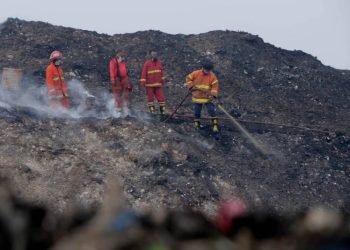 Kendalikan Kebakaran TPA Rawa Kucing, Tim BNPB Siram Pakai Water Boooming