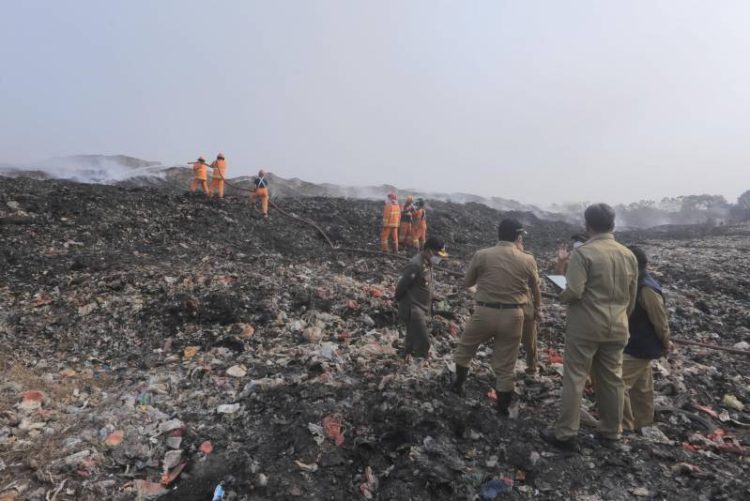 Pemadam api di TPA Rawa Kucing Kota Tangerang. (IST)