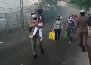 Kebakaran Dahsyat di TPA Rawa Kucing, Puluhan Warga Dievakuasi
