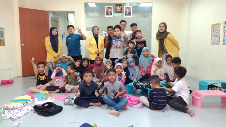 Mahasiswi PGPAUD Universitas Negeri Semarang (UNNES) foto bersama saat magang mengajar di Sanggar Segambut. (Dok Pribadi)