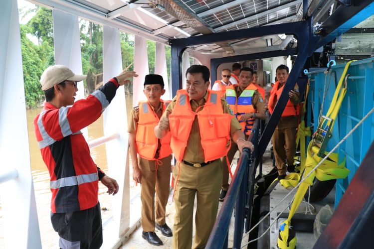 Sekda Kabupaten Tangerang, Moch. Maesyal Rasyid menaiki
Kapal Neon Moon II. (RIK)