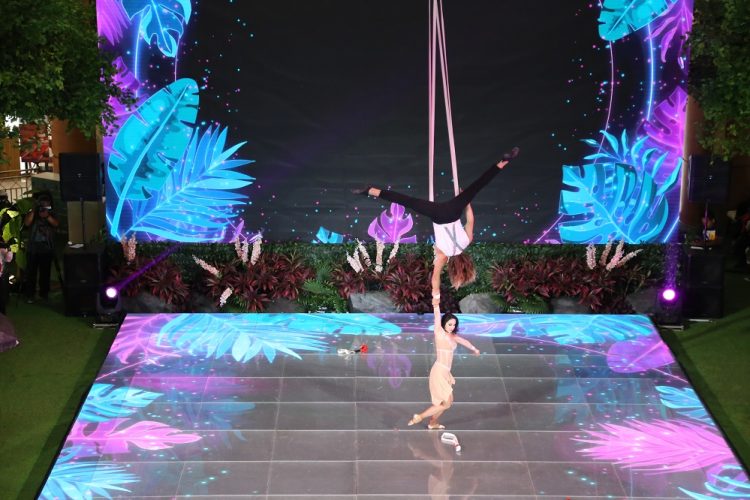Penampilan Aerial Silk Dance dari Rusia di Summarecon Mal Serpong (SMS). (RIZ)