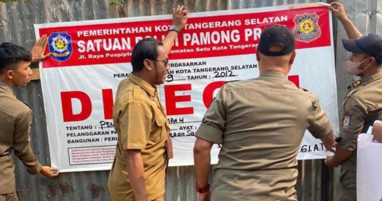 Penyegelan TPA liar di Pondok Ranji, Kota Tangsel. (RAY)
