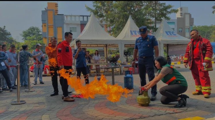 SImulasi kebakaran dan penanganan kebocoran gas. (RAY)