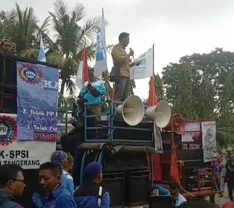 Buruh Tangerang menolak penetapan UMK 2024. (YAT)
