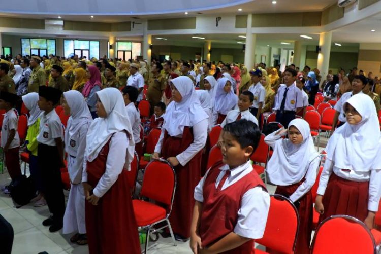 Santunan yatim piatu HUT PGRI dan Hari Guru Nasional di Kota Tangerang. (KEY)
