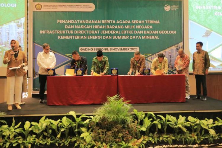 Penandatangan hibah dari Kementerian ESDM ke Pemkot Tangerang. (KEY)