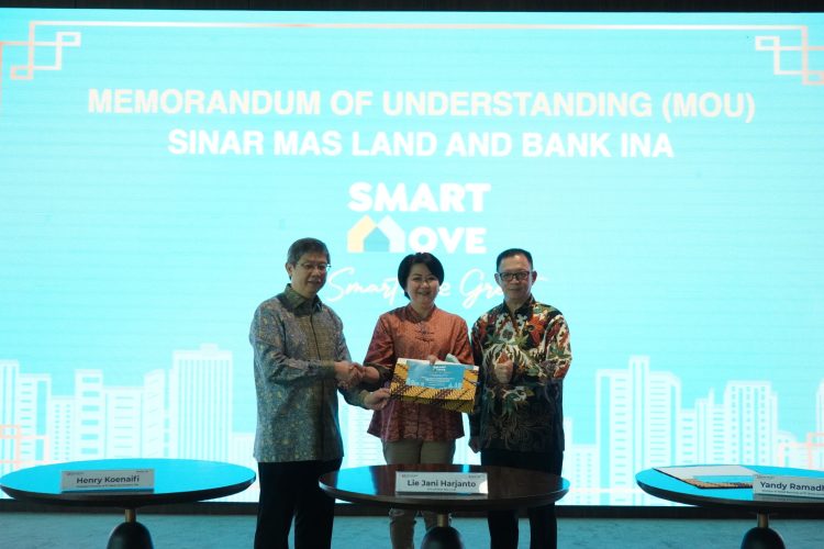 (kiri-kanan): Henry Koenaifi (Direktur Utama Bank INA), Lie Jani Harjanto (Group CFO Sinar Mas Land), dan Yandy Ramadhani (Direktur Bisnis Retail Bank INA) melakukan penandatanganan Memorandum of Understanding (MoU) antara Sinar Mas Land dan Bank INA untuk program penjualan nasional Smart Move 2023. Penandatanganan nota kesepahaman di Marketing Office Sinar Mas Land, BSD City. (IST)