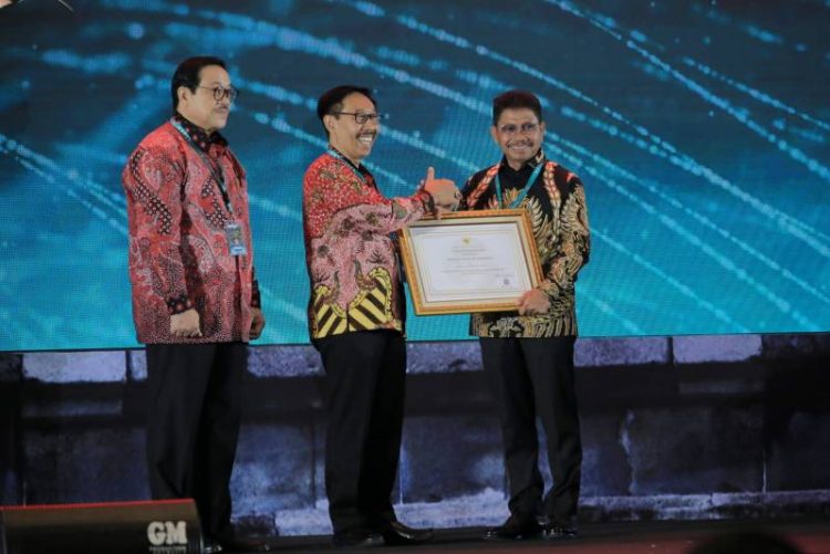 Wakil Walikota Tanerang, Sachrudin menerima penghargaan dari KASN. (IST)