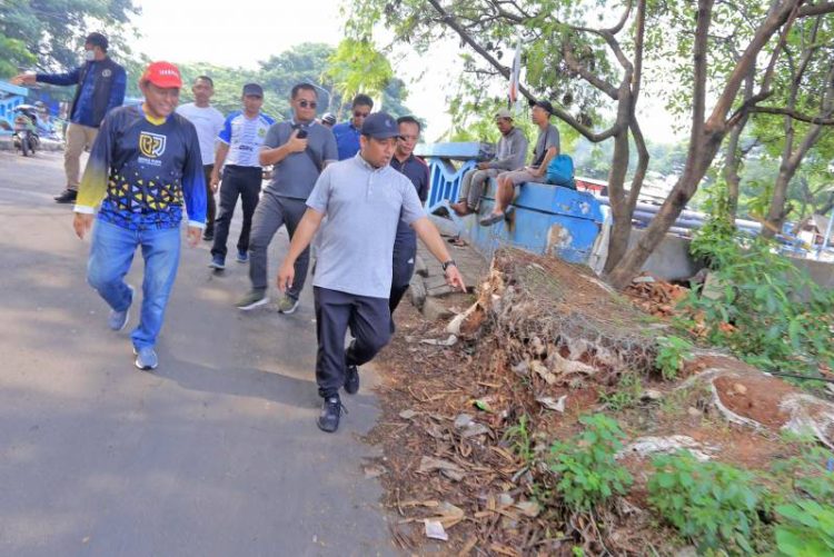 Walikota Tangerang Arief R. Wismansyah panyau Situ Bulakan. (KEY)