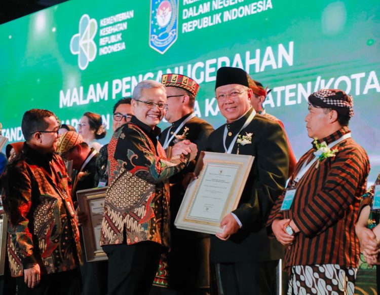Walikota Tangsel, Benyamin Davnie menerima penghargaan Sanitasi Total Berbasis Masyarakat (STBM) Pratama dari Kementerian Kesehatan. (IST)