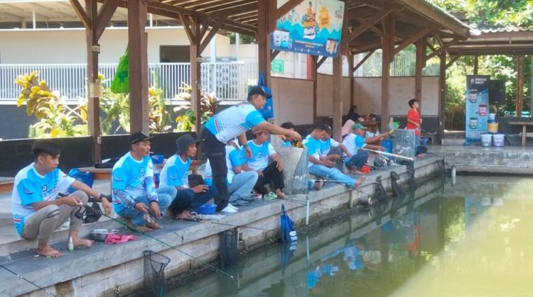 Mancing bareng Pacific Paint dengan ACE Banten. (RIZ)