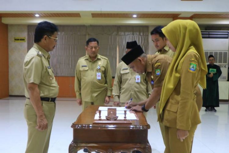 Wakil Walikota Tangerang, Sachrudin saat melantik 32 pengawas sekolah. (KEY)