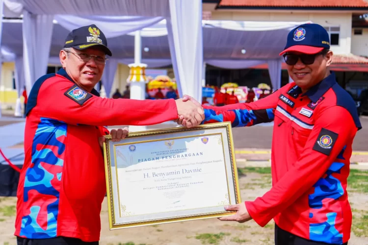 Pemkot Tangsel terima penghargaan dari Kemedagri. (RAY)