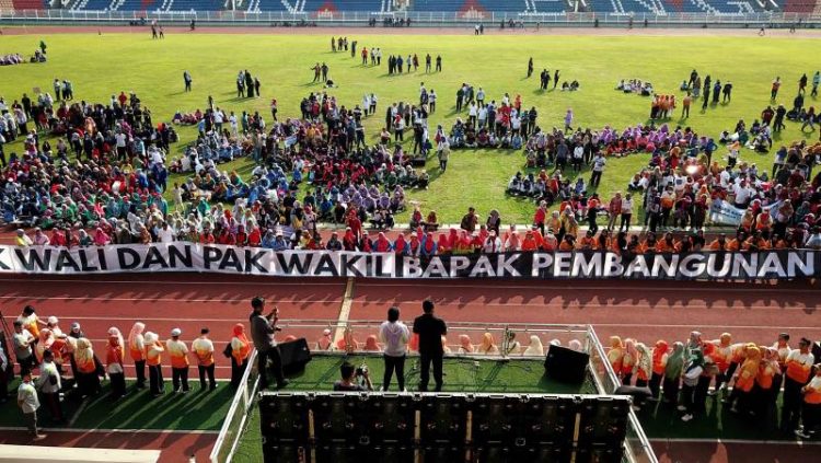 Walikota Tangerang, Arief R. Wismansyah senam sehat di Stadion Benteng Reborn. (KEY)