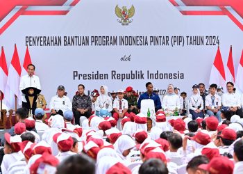 Bertemu Para Siswa di Magelang, Presiden Jokowi Serahkan Bantuan PIP